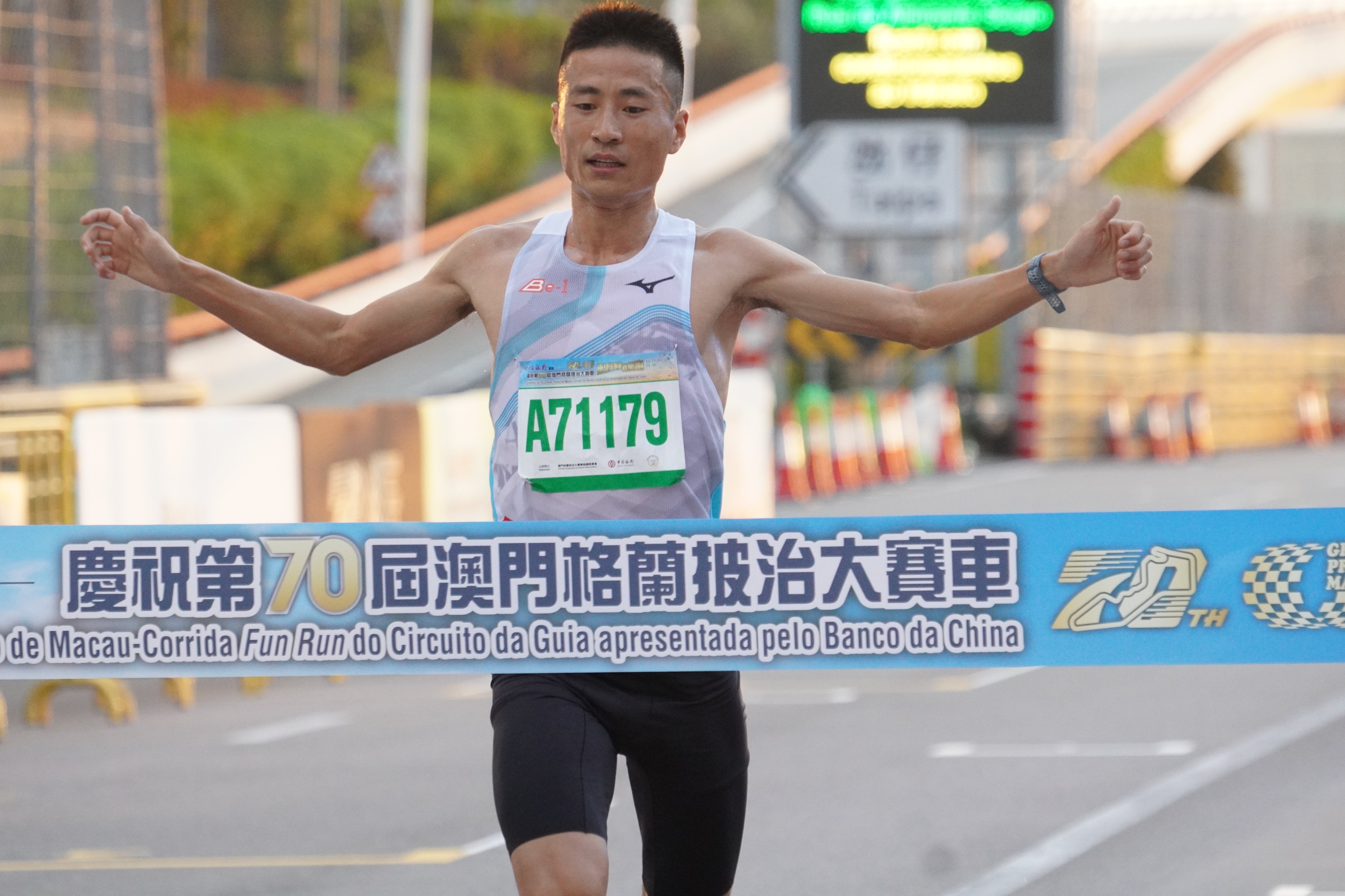 A5  率先跑回終點的王坤用了19分42秒完成衝線.JPG